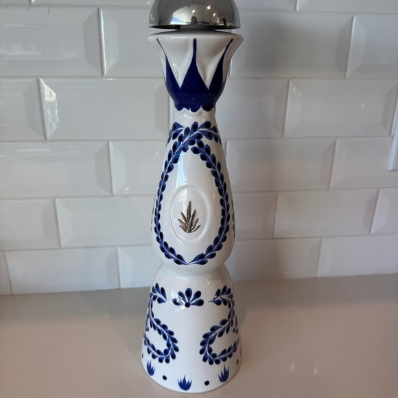 Clase Azul Reposado Tequila Ceramic Bottle Decanter Agave Emble - Bottle 750ML - Picture 1 of 5
